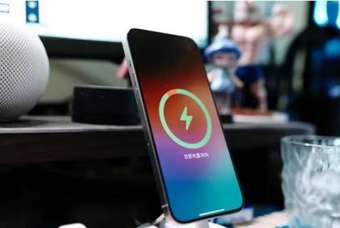 东郊镇苹果15换屏服务分享用什么充电器给iPhone15充电更好 